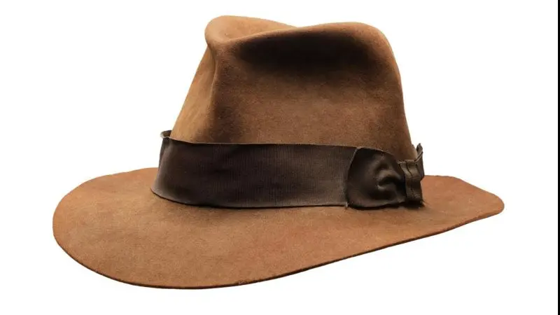 Topi fedora terkenal yang dikenakan Harrison Ford dalam film Indiana Jones and the Temple of Doom tahun 1984. (Propstore)