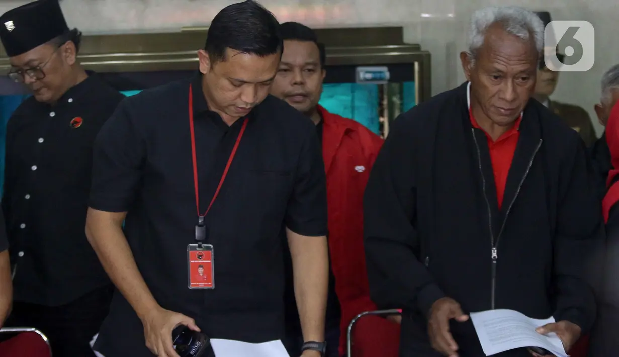Ketua Dewan Pimpinan Pusat (DPP) Partai Demokrasi Indonesia Perjuangan (PDIP) bidang Reformasi Sistem Hukum Nasional, Ronny Talapessy (kedua kiri) bersama Ketua DPP PDIP Bidang Kehormatan Partai, Komarudin Watubun usai memberi keterangan terkait penetapan status tersangka pada Sekretaris Jenderal PDIP, Hasto Kristiyanto di Jakarta, Selasa (24/12/2024). (Liputan6.com/Herman Zakharia)