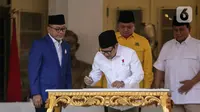 Dalam kesempatan ini, Cak Imin pun menuturkan bahwa sudah berpuluh-puluh tahun PKB hadir di kancah politik, tetapi baru kali ini berkoalisi dengan PAN. "Sudah berpuluh-puluh tahun bersaudara tapi baru ini berkoalisi," katanya. (Liputan6.com/Faizal Fanani)