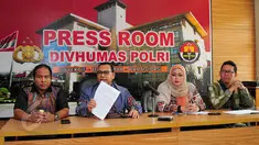 Dirkrimsus Polda Papua, Kombes Guntur Setiyanto (kedua dari kiri) saat rilis di Mabes Polri, Jakarta, Sabtu (30/5). Investasi Bodong bermodus MLM (Multi Level Marketing) bernama PT. Wandermind berhasil diringkus Polda Papua. (Liputan6.com/Yoppy Renato)