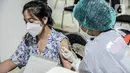 Petugas medis menyuntikkan vaksin COVID-19 Astrazeneca kepada pekerja ritel di GOR Tanjung Duren, Jakarta Barat, Senin (24/5/2021). Berdasarkan data Kementerian Kesehatan hingga 23 Mei 2021, sebanyak 14.890.933 orang telah menerima vaksin COVID-19 dosis pertama. (Liputan6.com/Faizal Fanani)