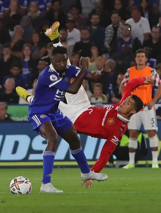 Striker Manchester United (MU) Cristiano Ronaldo gagal mencetak gol dengan tendangan overhead ke gawang Leicester City dalam lanjutan Liga Inggris 2022/2023 pekan ke-5 di King Power Stadium, Jumat (2/9/2022) dini hari WIB. MU menang 1-0 atas Leicester City lewat gol yang dilesakkan Jadon Sancho. (Photo by Geoff Caddick / AFP)