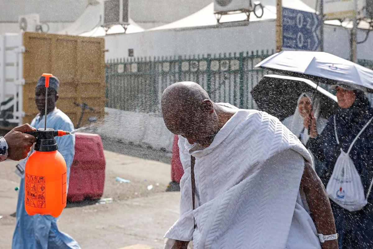 FOTO: Jemaah Haji Berpayung dan Disemprot Air Saat Cuaca Panas Ekstrem di Mina