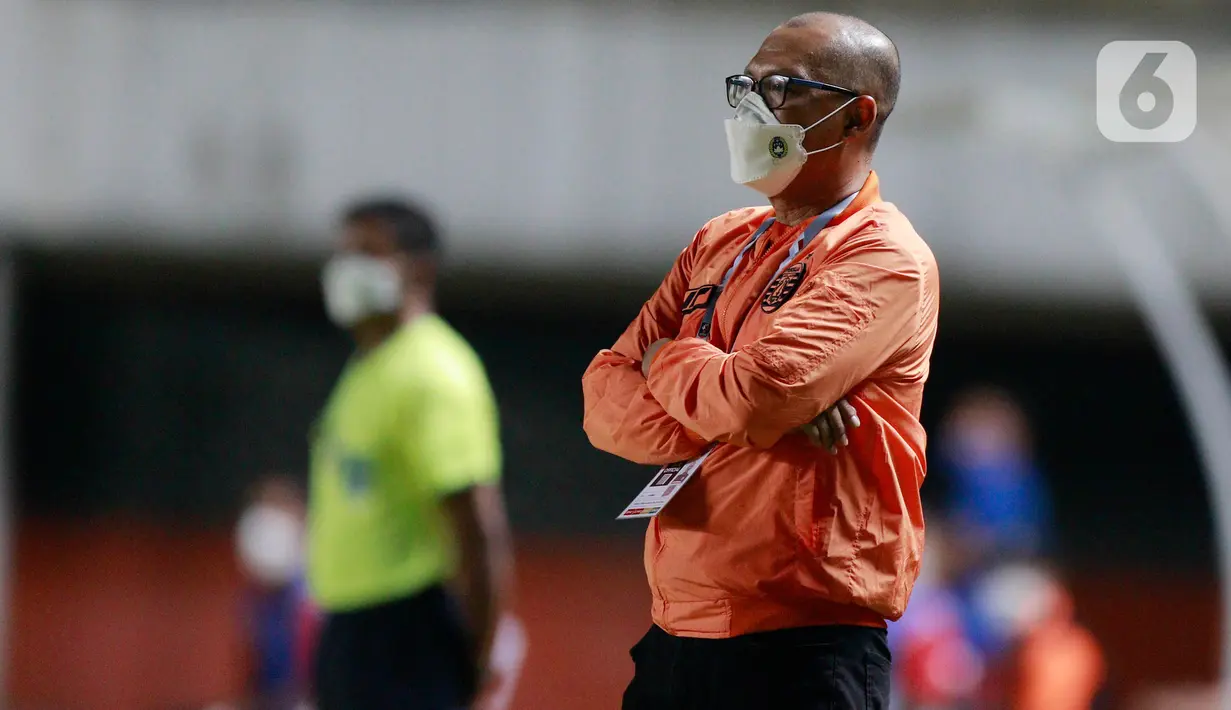 Pelatih Persija Jakarta, Sudirman, mengamati permainan anak asuhnya saat melawan Persib Bandung pada laga final Piala Menpora 2021 di Stadion Maguwoharjo, Sleman, Kamis (22/4/2021). Persija menang dengan skor 2-0. (Bola.com/M Iqbal Ichsan)