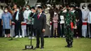 Menteri Sekretaris Negara (Mensesneg) RI Pratikno memimpin upacara pemakaman Menpan RB Tjahjo Kumolo di Taman Makam Pahlawan Kalibata, Jakarta, Jumat (1/7/2022). Tjahjo Kumolo meninggal dunia di Rumah Sakit Abdi Waluyo Jakarta Pusat sekitar pukul 11.10 WIB. (Liputan6.com/Faizal Fanani)