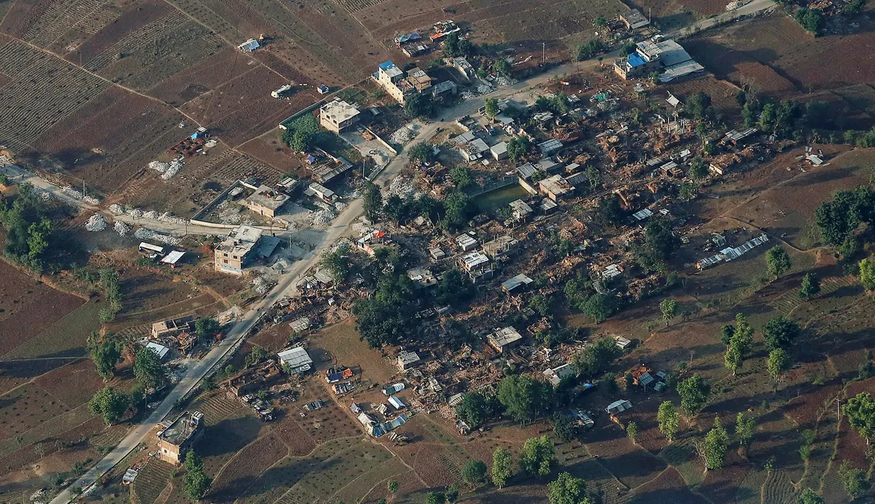Pemandangan udara kondisi rumah-rumah warga yang hancur di Dhading, Nepal, Jumat (30/4/2015). Pasca-gempa 7,9 SR, kawasan pedalaman Nepal mulai disentuh tim penyelamatan dan bantuan makanan. (REUTERS/Danish Siddiqui)