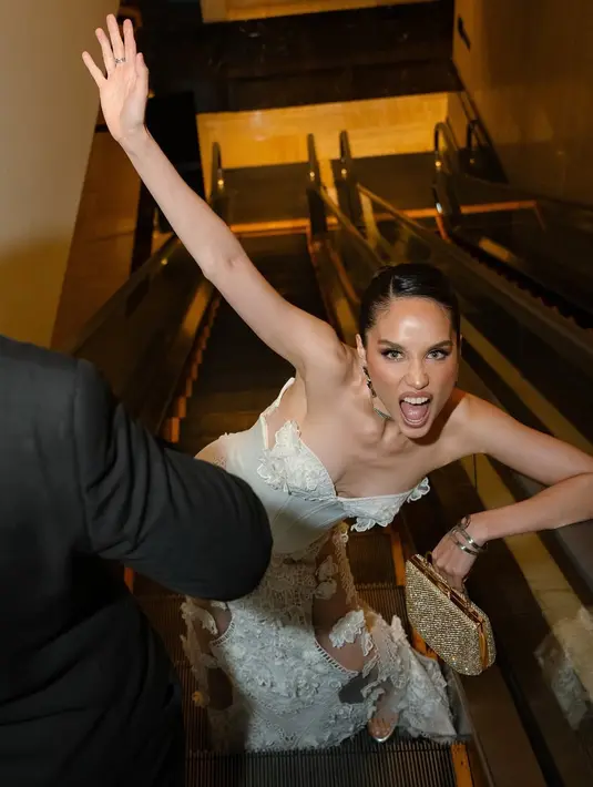 Cinta membawa hand bag warna gold model square. Serta heels wedges warna silver metalic. [@claurakiehl]