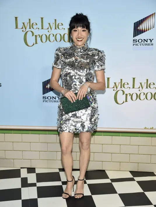 Constance Wu berpose saat tiba menghadiri pemutaran perdana "Lyle, Lyle, Crocodile" di AMC Lincoln Square di New York pada hari Minggu, 2 Oktober 2022. Wu mengenakan aksesoris dengan anting-anting berlian dan gelang berlian. (Photo by Evan Agostini/Invision/AP)