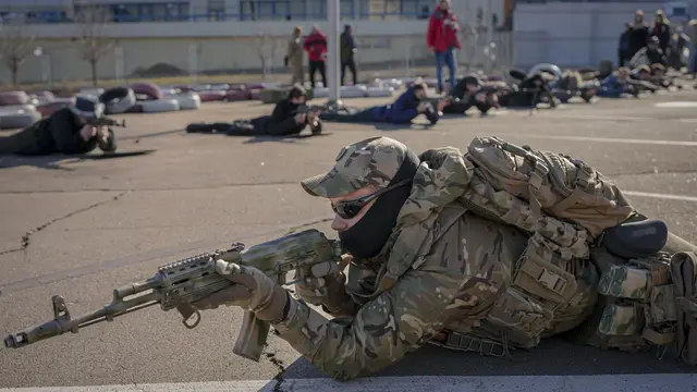 FOTO: Aksi Lansia Ukraina Latihan Menggunakan Senjata
