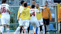 Seluruh penggawa AS Roma merayakan gol yang dicetak Alessandro Florenzi. (AP Photo/Massimo Pinca)