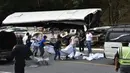 Tim forensik membawa korban  yang tewas dalam kecelakaan bus yang menabrak truk trailer di Gualan, Guatemala (21/12/2019). Kecelakaan tersebut menewaskan sedikitnya 21 orang dan menyebabkan belasan orang luka-luka. (AP Photo/Carlos Cruz)