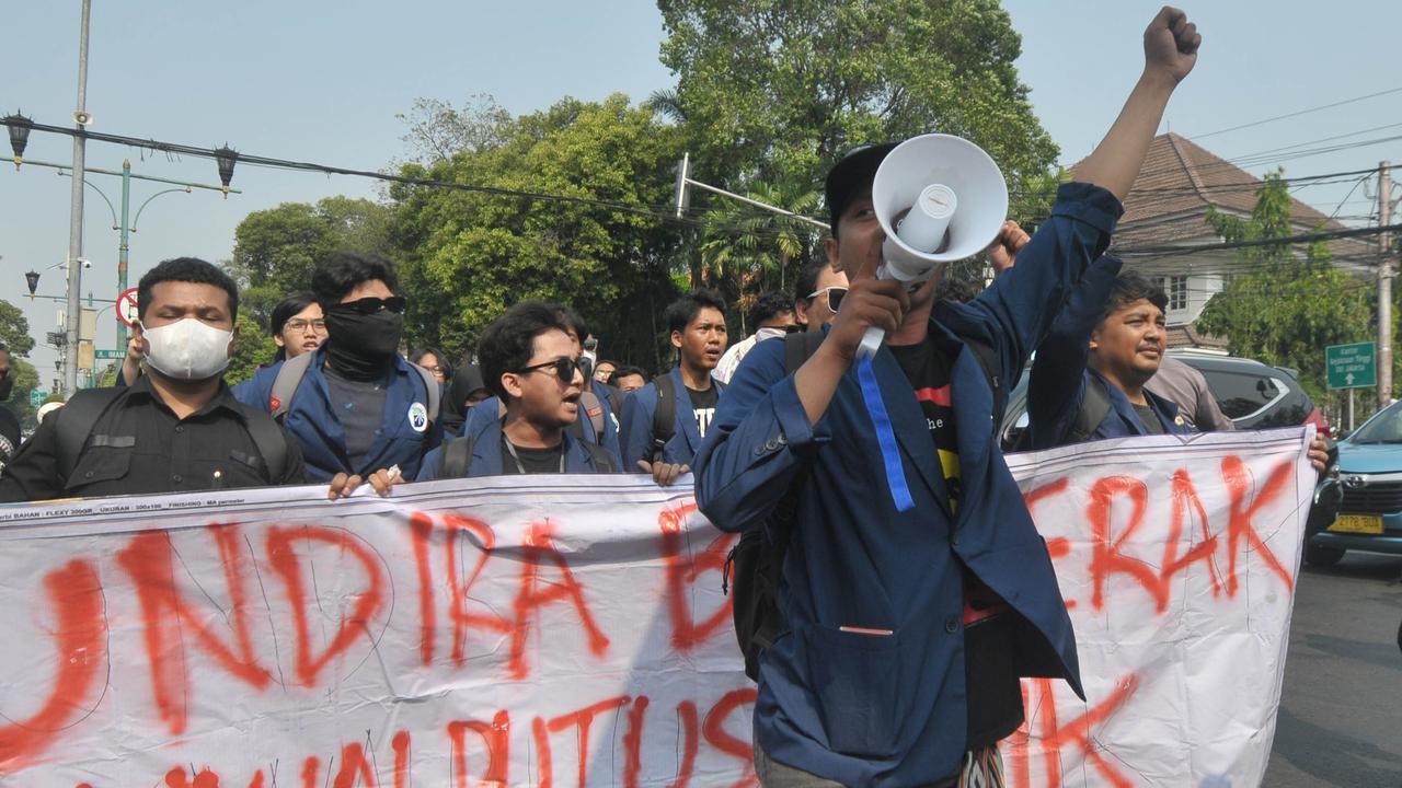 Massa Demo Kawal Putusan MK di KPU Bubarkan Diri