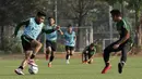 Pemain Timnas Indonesia U-22, Asnawi Mangkualam, mengontrol bola saat internal game di Lapangan C, Senayan, Jakarta, Selasa (19/11). Timnas U-22 terus matangkan skema permainan lewat internal game. (Bola.com/Yoppy Renato)