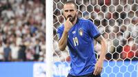 Bek Timnas Italia, Leonardo Bonucci, melakukan selebrasi usai mencetak gol ke gawang Inggris pada laga final Euro 2020 di Stadion Wembley, London, Senin (12/07/2021). (Foto: AP/Paul ELlis,Pool)