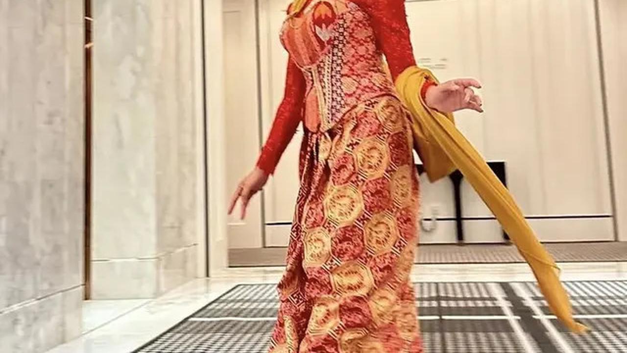 3 Pesona Yura Yunita dalam Balutan Kebaya Jarik, Mewah dan Elegan