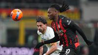 Pemain AC Milan Rafael Leao (kanan) berebut bola dengan pemain Lecce Omri Gandelman pada laga Serie A/Liga Italia antara AC Milan vs Lecce di Milan, Italia, Minggu, 18 Januari 2026. (AP Photo/Antonio Calanni)