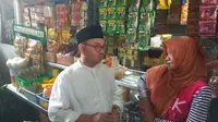 Calon Gubernur Jateng Sudirman Said asyik ngobrol dengan salah satu pedagang pasar Jati Banyumanik. (foto : Liputan6.com / edhie prayitno ige)