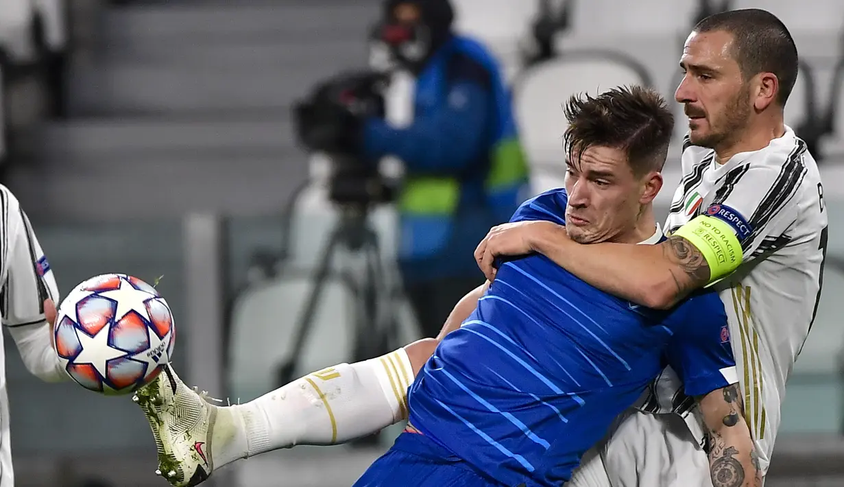 Gelandang Dynamo Kiev, Benjamin Verbic berebut bola dengan bek Juventus, Leonardo Bonucci pada matchday kelima Grup G Liga Champions di Allianz Stadium, Kamis (3/12/2020) dinihari WIB. Juventus meraih kemenangan 3-0 atas tamunya Dynamo Kyiv. (Marco Alpozzi/LaPresse via AP)