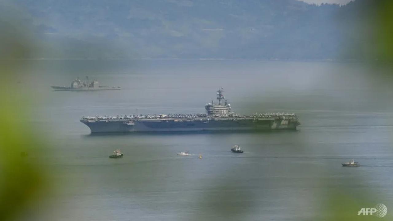 Kapal perang induk AS, USS Ronald Reagan tiba di Danang, Vietnam 25 Juni 2023 (AFP)