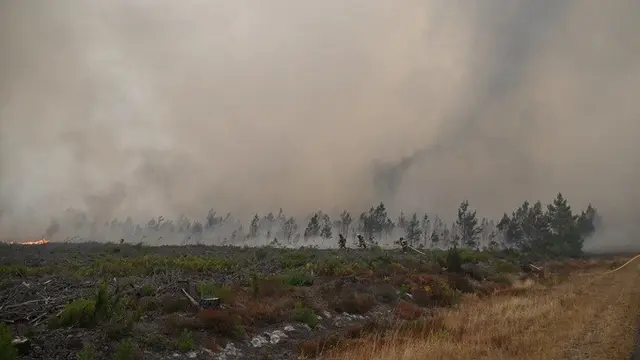 Awan pyrocumulonimbus, awan raksasa yang terbentuk akibat kebakaran hutan berskala besar, terlihat di dekat Lacanau, wilayah barat daya Prancis, Sabtu, 25 Juli 2026.