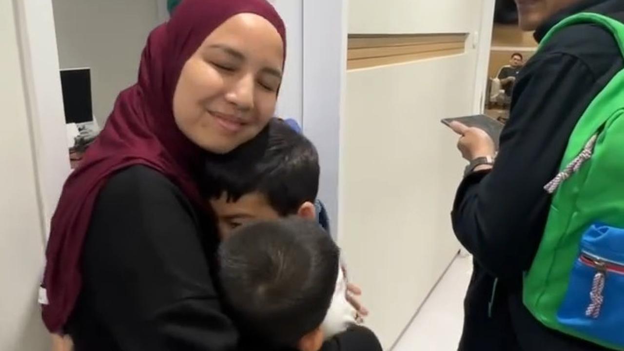 Momen Tya Ariestya Jalani Operasi Pengangkatan Polip, Suami dan Anak Turut Menemani