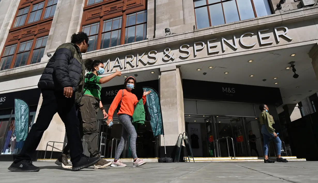 Pejalan kaki berjalan melewati cabang toko Marks and Spencer di pusat kota London, Selasa (18/8/2020). Peretail Inggris, Marks & Spencer pada Selasa (18/8) mengumumkan rencananya untuk memangkas 7.000 pekerja dalam tiga bulan ke depan di tengah pandemi COVID-19. (Photo by JUSTIN TALLIS / AFP)