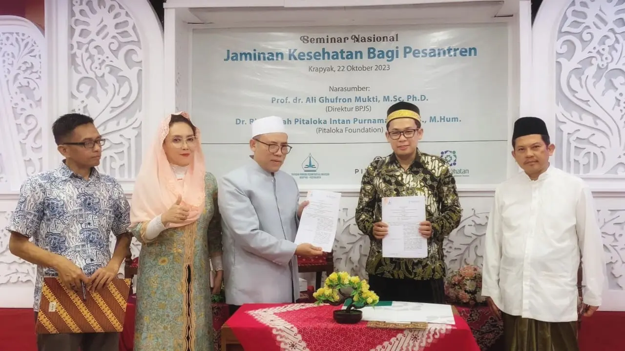 Pada hari ini, Minggu (22/10/2023) dalam rangka memperingati Hari Santri Nadional 2023, diadakan Seminar Nasional Jaminan Kesehatan bagi Pesantren di Aula Gedung SMA Ali Maksum, Pondok Pesantren Ali Maksum Krapyak, Yogyakarta.