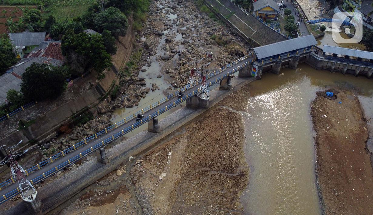 Foto udara memperlihatkan kondisi Bendung Katulampa, Kota Bogor, Jawa Barat, Senin (3/8/2020). Debit air sungai Ciliwung di Bendung Katulampa mengalami penyusutan sejak satu bulan terakhir memasuki awal musim kemarau dengan ketinggan air 0 cm. (Liputan6.com/Helmi Fithriansyah)