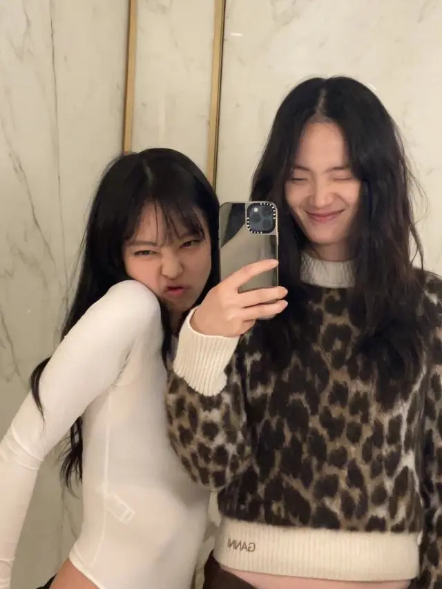 Jennie BLACKPINK Debut Jadi Model Runway, Tampil Berani dengan Dress Terbuka