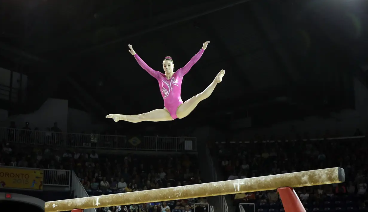 Pesenam AS, Megan Skaggs, saat beraksi di nomor senam artistik putri Pan Am Games di Toronto, Kanada. (AP Photo/Gregory Bull)
