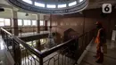 Petugas dari Kelurahan Keagungan menyemprotkan cairan disinfektan di Masjid Jami Baitussalam, Jakarta Barat, Jumat (8/1/2020). Penyemprotan disinfektan di setiap sudut masjid yang sering digunakan oleh jemaah tersebut untuk mencegah penyebaran virus Corona COVID-19. (Liputan6.com/Johan Tallo)
