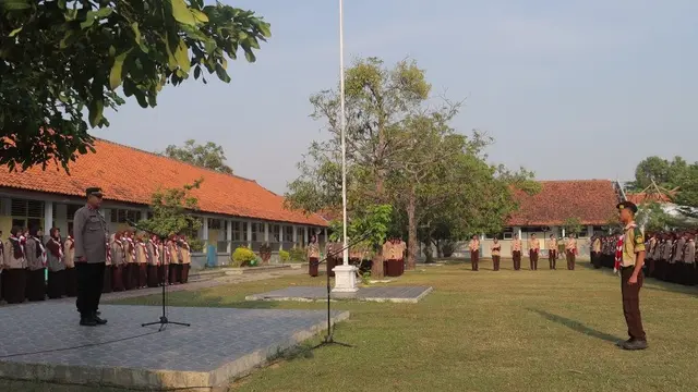 Polisi menjadi pembina upacara di sekolah SLTA sederajat di Pemalang, Senin (14/8/2023). (Foto: Liputan6.com/Polres Pemalang)
