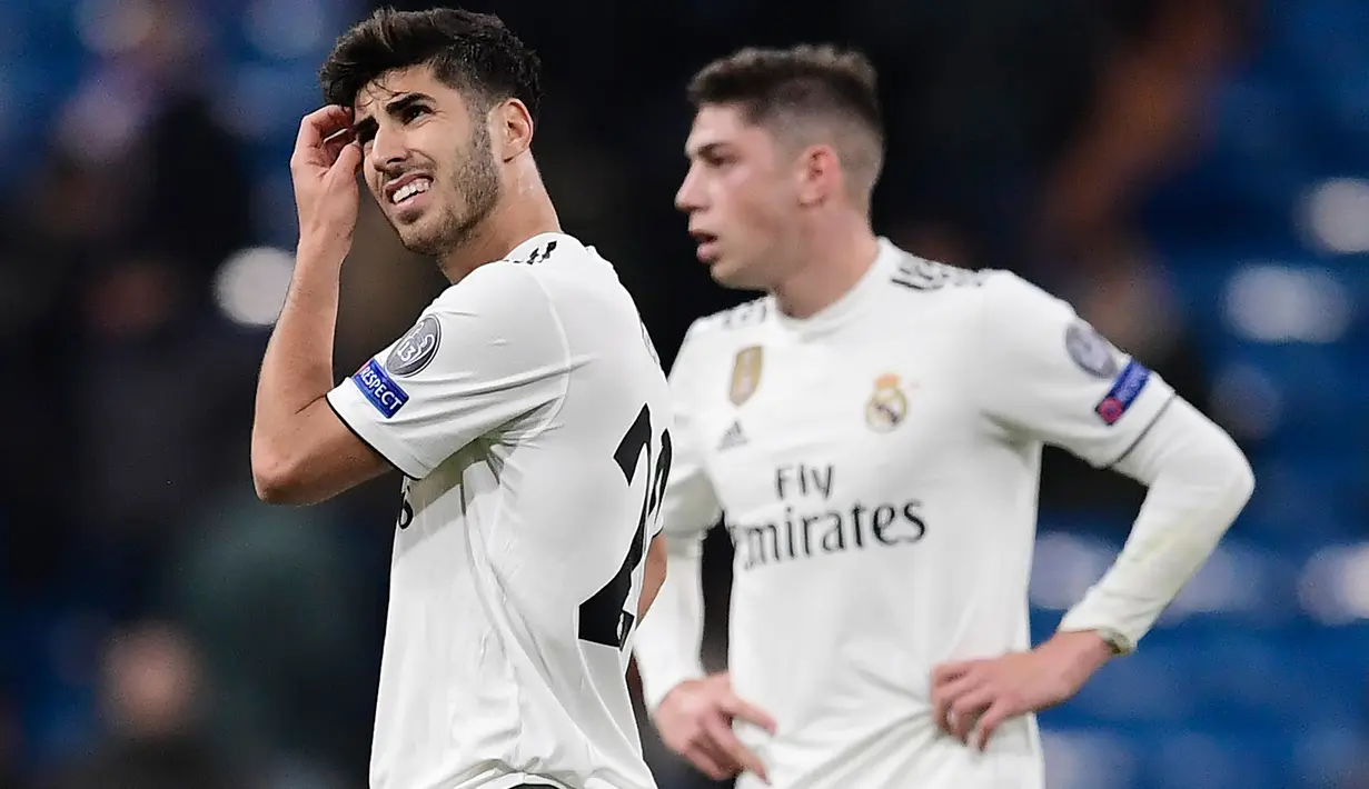 Gelandang Real Madrid, Marco Asensio (kiri) bereaksi selama laga terakhir Grup G Liga Champions melawan CSKA Moscow di Santiago Bernabeu, Rabu (12/12). Real Madrid secara mengejutkan dipecundangi CSKA Moscow 0-3. (JAVIER SORIANO / AFP)