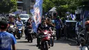Suporter Persib bermotor menuju Stadion Galuh Ciamis, Minggu (10/4/2016). Persib Bandung akan melakoni laga persahabatan segitiga melawan PSGC Ciamis di Stadion Galuh. (Liputan6.com/Helmi Fithriansyah)