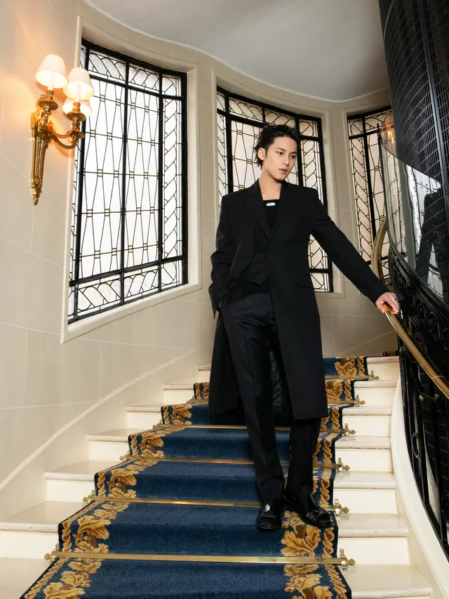 Pesona Dior Prince Mingyu Seventeen Tampil Serba Hitam di Paris Fashion Week, Tenteng Tas Rp120 Juta