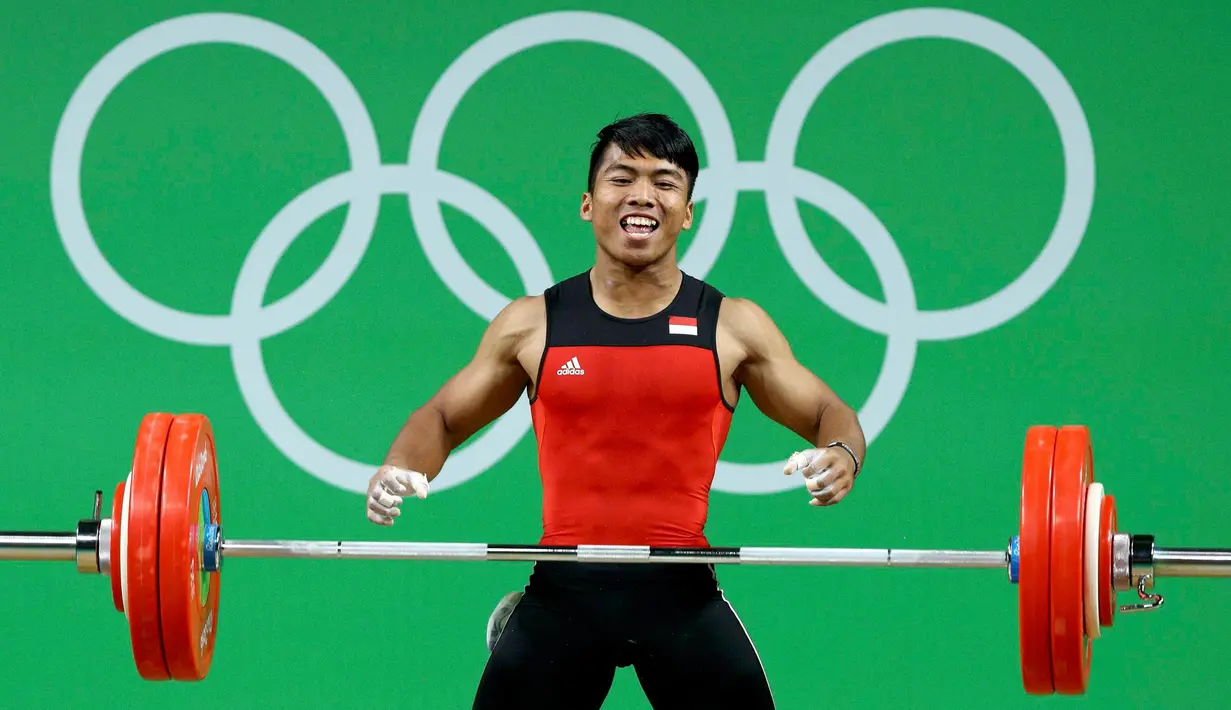 Ekspresi Deni, atlet angkat besi asal Indonesia saat berhasil melakukan angkatan di kelas 77kg Olimpiade 2016 Rio de Janeiro, Brasil, Rabu (10/8). Deni gagal menambah perolehan medali kontingen Indonesia di Olimpiade 2016. (REUTERS/Athit Perawongmetha)