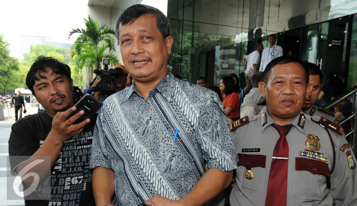 Komjen Pol (Purn) Oegroseno usai mendatangi KPK, Jakarta, Selasa (17/11). Kedatangan Oegroseno untuk melaporkan Ketua Umum KONI Pusat Tono Suratman terkait dugaan penyalahgunaan anggaran PP PTMSI. (Liputan6.com/Helmi Afandi)