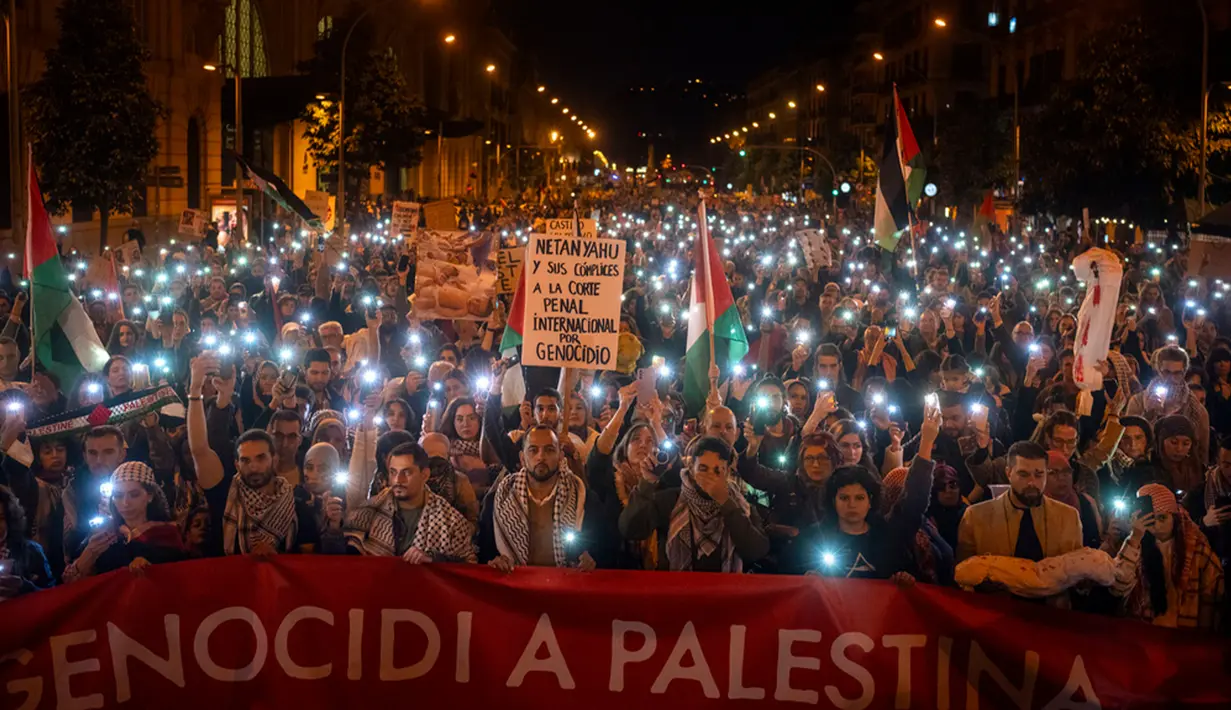 Sebelumnya, sekitar 2.000 orang turun ke jalanan Barcelona menuntut pemberhentian genosida terhadap warga Palestina di Gaza oleh Israel. (AP Photo/Emilio Morenatti)