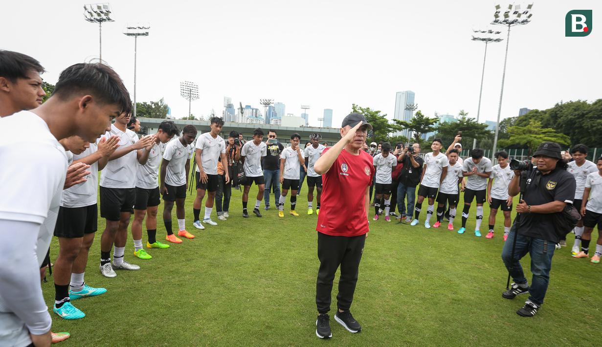 <p>Ketua Umum PSSI, Mochamad Iriawan memberikan salam perpisahan saat Timnas Indonesia melakukan latihan terpusat untuk Piala Asia U-20 2023 yang berlangsung di Lapangan A, Kompleks Stadion Utama Gelora Bung Karno (SUGBK), Jakarta, Rabu (15/02/2023). (Bola.com/Bagaskara Lazuardi)</p>
