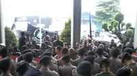 Massa pendukung Budi Gunawan mencoba memasuki ruang sidang praperadilan di Pengadilan Negeri Jakarta Selatan (Liputan6.com/ Putu Merta Surya Putra)