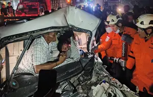 Dramatis, Suami Istri Terjepit Mobil Usai Tabrak Truk
