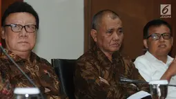 Ketua KPK Agus Rahardjo dan Menteri Dalam Negeri Tjahjo Kumolo memberikan keterangan di Jakarta, Selasa (4/9). Tjahjo  mendatangi KPK untuk berkonsultasi terkait 41 anggota DPRD Kota Malang yang telah ditetapkan sebagai tersangka (Merdeka.com/Dwi Narwoko)