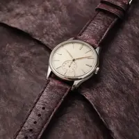 Limbah air kelapa dikelola menjadi strap jam leather jadi produk ramah lingkungan. [@circleoflife.labs]