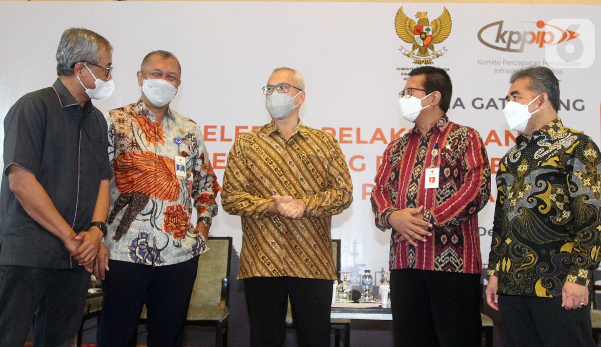 Ketua Tim Pelaksana KPPIP Wahyu Utomo (tengah) didampingi Asisten Deputi, Kepala Biro dan jajaran Dirketur usai diskusi Media Gathering bertajuk "Akselerasi Pelaksanaan PSN Untuk Mendukung Pertumbuhan Ekonomi Nasional Pasca Pandemi”, Rabu (15/12/2021). (Liputan6.com/HO/Ading)