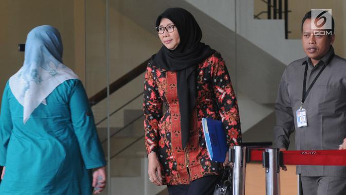 Direktur Jenderal Pemasyarakatan (Dirjen PAS) Sri Puguh Budi Utami usai menjalani pemeriksaan di KPK, Jakarta, Selasa (16/10). Sri Puguh diperiksa sebagai saksi tersangka Direktur PT Melati Technofo Indonesia Fahmi Darmawansyah. (Merdeka.com/Dwi Narwoko)