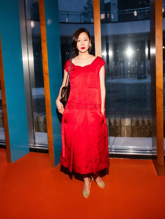 Gong Hyo-Jin mengenakan koleksi Fall/Winter 2026 washed silk dress dengan the Bunny Knot shoulder bag, peep-toe pumps, dan leather tiger earrings.  / Foto dok: Tory Burch.