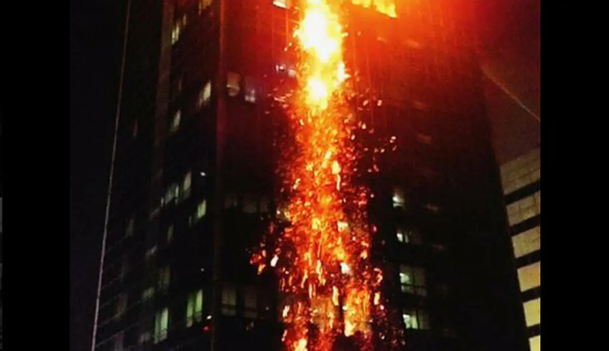 Penampakan Wisma Kosgoro yang mengalami kebakaran, Jakarta, Senin (9/3/2015). Tingginya gedung dan hembusan angin yang kencang membuat api sulit untuk dipadamkan (Twitter.com)