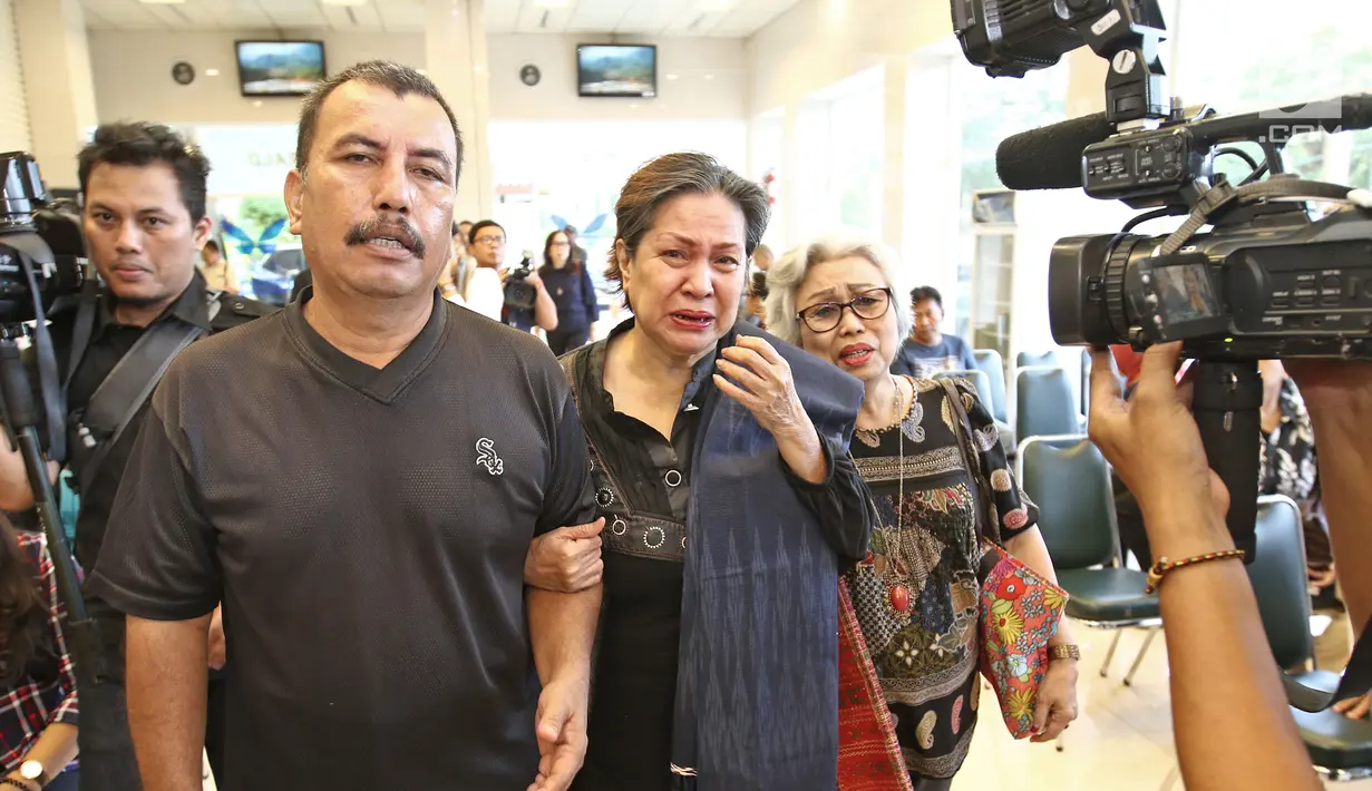 Tangis kerabat Benny Panjaitan ketika jenazahnya disemayamkan di rumah duka RS Dharmais, Jakarta, Selasa (24/10). Benny akan dimakamkan di TPU Menteng Pulo beberapa hari ke depan usai prosesi pemakaman adat Batak. (Liputan6.com/Herman Zakharia)