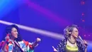 Aksi panggung Yura dan Reza. Keduanya begitu semangat menghibur para penonton yang sejak matahari terbenam memadati area konser. (Nurwahyunan/Bintang.com)