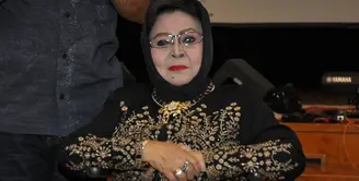 Penyanyi keroncong legendaris, Waldjinah pernah terbaring selama 9 bulan di tempat tidur. Kabar kondisi penyanyi berusia 72 tahun itu diungkapkan oleh Ari, anak penyanyi kelahiran Surakarta itu. (Adrian Putra/Bintang.com)
